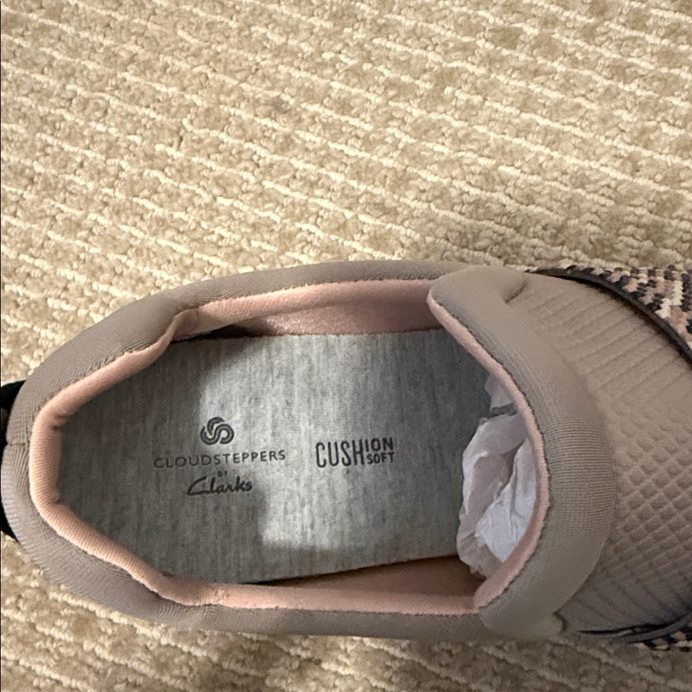 NWT cloud steppers by Clarks. Slip on sneakers with cushion, soft souls in Sz 10 - Picture 5 of 6